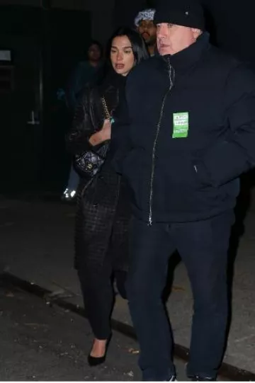 Manteau en cuir Bottega Veneta Intrecciato porté par Dua Lipa à New York le 13 décembre 2024