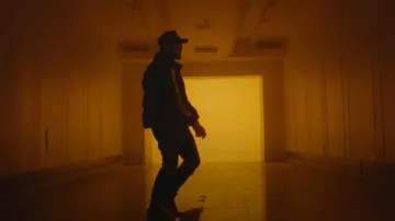 Gants Amiri Black Skeleton portés par Anuel AA dans BLESSD ❌ ANUEL AA | MIRAME REMIX (VIDÉO OFFICIELLE)