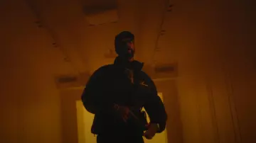 Sac à bandoulière Bandana noir Amiri porté par Anuel AA dans BLESSD ❌ ANUEL AA | MIRAME REMIX (VIDÉO OFFICIELLE)