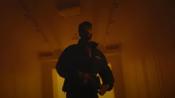 Chapeau Amiri Black Crystal Logo porté par Anuel AA dans BLESSD ❌ ANUEL AA | MIRAME REMIX (VIDÉO OFFICIELLE)