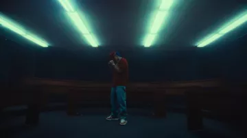 Amiri Bandana Blanc & Bourgogne MA 1 Sneakers portées par Blessd en BLESSD ❌ ANUEL AA | MIRAME REMIX (VIDÉO OFFICIELLE)