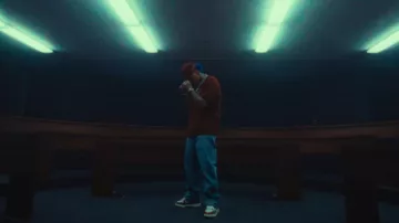 Chapeau Amiri Burgundy Amiri Hollywood porté par Blessd dans BLESSD ❌ ANUEL AA | MIRAME REMIX (VIDÉO OFFICIELLE)