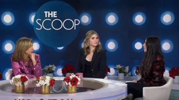 Top en velours Burnout The Kooples Painted Roses porté par Naz Perez comme on le voit dans Today with Hoda & Jenna le 18 décembre 2024