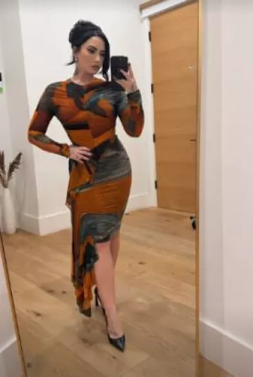 Falda Mugler Archive Print usado por Demi Lovato en su publicación de Instagram el 14 de diciembre de 2024