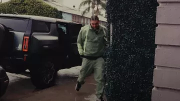 Pantalon de survêtement Nike x Nocta Sage Green Northstar porté par Ryan Castro en KAROL G, Feid, DFZM ft. Ovy On The Drums, J Balvin, Maluma, Ryan Castro, Blessd - +57