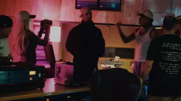 Pantalones cargo con hebilla de nailon negro de Prada usados por Maluma en KAROL G, Feid, DFZM ft. Ovy On The Drums, J Balvin, Maluma, Ryan Castro, Blessd - +57