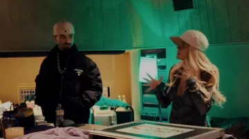 Doudoune matelassée Prada Black Triangle portée par Maluma en KAROL G, Feid, DFZM ft. Ovy On The Drums, J Balvin, Maluma, Ryan Castro, Blessd - +57