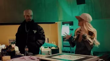 Plumífero acolchado triángulo negro de Prada usado por Maluma en KAROL G, Feid, DFZM ft. Ovy On The Drums, J Balvin, Maluma, Ryan Castro, Blessd - +57