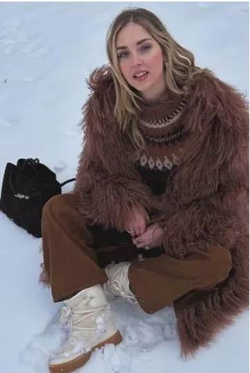 Zara Corduroy Drawstring Trousers worn by Chiara Ferragni on her Instagram Story on December 14, 2024