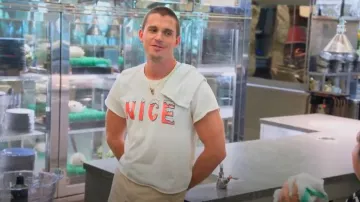 Imogene + Willie The Nice Tee porté par Antoni Porowski comme on le voit dans Queer Eye (S09E09)