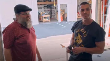 Imogene + Willie Le T-shirt Headed Nowhere porté par Antoni Porowski comme on le voit dans Queer Eye (S09E10)