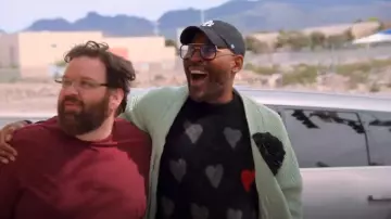 Suéter con estampado de corazón de Todos los Santos usado por Karamo Brown como se ve en Queer Eye (T09E10)