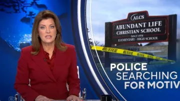 Chaqueta blazer cruzada de la colección Michael Kors usada por Norah O'Donnell como se vio en CBS Evening News el 18 de diciembre de 2024