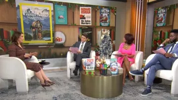 Robe Ramy Brook Lydia en chevron selle portée par Sarah Gelman comme on le voit dans CBS Mornings le 18 décembre 2024