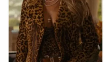 Chaqueta motera de leopardo de Angela Norris (Ali Larter) como se ve en Landman (S01)
