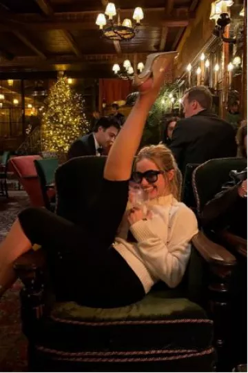 Lunettes de soleil Jacques Marie Mage Jennie portées par Addison Rae sur son post Instagram le 14 décembre 2024