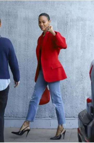 Blazer de reloj de arena de doble botón de Magda Butrym en rojo usado por Zoe Saldana en la proyección de Emilia Pérez en Los Ángeles el 14 de diciembre de 2024
