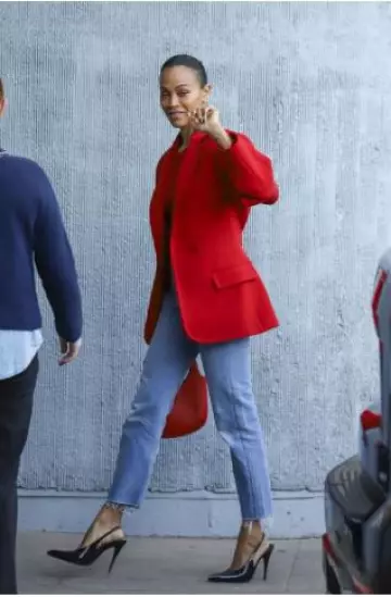 Blazer de reloj de arena de doble botón de Magda Butrym en rojo usado por Zoe Saldana en la proyección de Emilia Pérez en Los Ángeles el 14 de diciembre de 2024