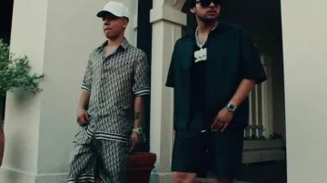 Chemise Dior en Soie Oblique Beige & Marron portée par Chino Pacas à Chino Pacas - Modo Capone (avec Drake & Fuerza Regida) [Vidéo Officielle]