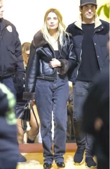 Chaqueta doble cara de Zara usada por Ashley Benson al salir del Kia Forum en Inglewood el 15 de diciembre de 2024