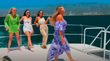 Pantalon cargo Celine en sergé de coton beige britannique porté par Lisa Barlow comme on le voit dans Les vraies femmes au foyer de Salt Lake City (S05E14)