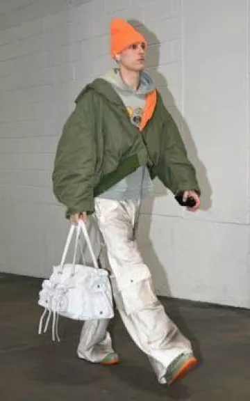 Bolso de mano blanco con múltiples bolsillos Acne Studios usado por Tyler Herro en la cuenta de Instagram @nbafashionfits