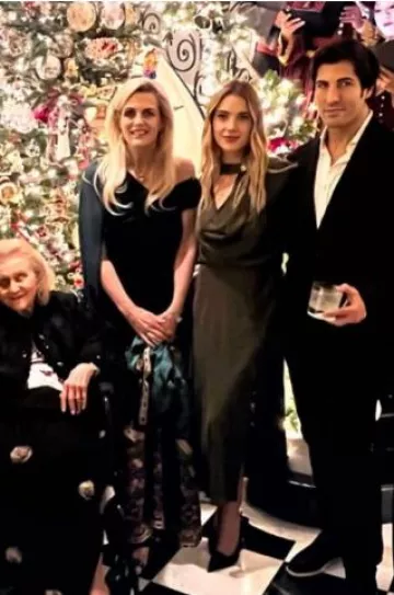 Sam Edelman Odette Slingback Pointed Cap Toe Pump en burdeos usado por Ashley Benson en la fiesta de Navidad de Kathy Hilton el 15 de diciembre de 2024