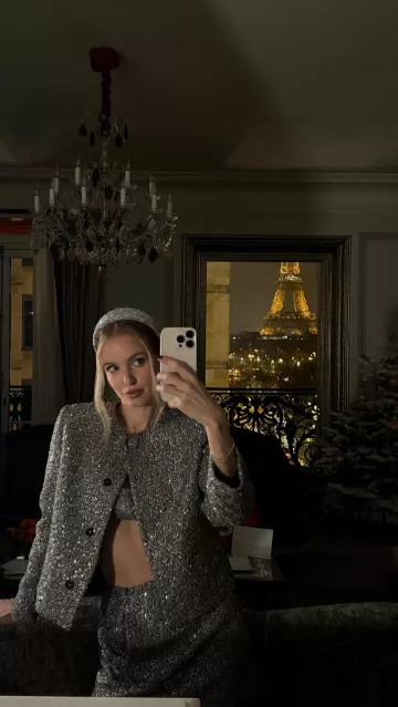 Bandeau en toile Gucci Gg orné de cristaux porté par Leonie Hanne sur sa Story Instagram le 16 décembre 2024