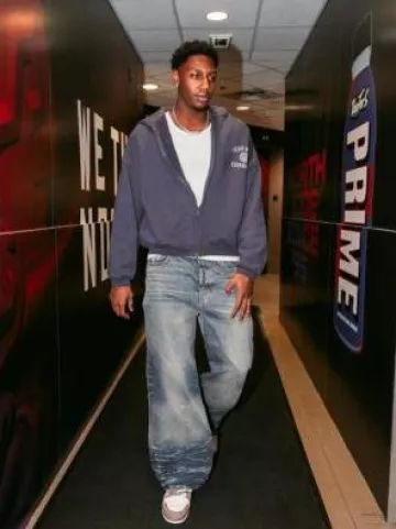 Jeans Amiri Vintage Indigo Wide Leg porté par R. J. Barrett sur le compte Instagram @raptors