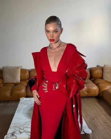 Montre Cartier Baignoire en or blanc portée par Elsa Hosk sur son post Instagram le 16 décembre 2024