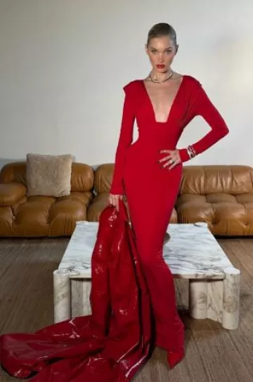 Gabardina de charol de Magda Butrym usada por Elsa Hosk en su publicación de Instagram el 16 de diciembre de 2024