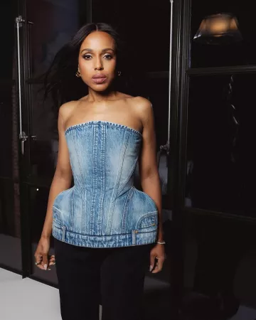 Bustier de denim estructurado Balmain usado por Kerry Washington en la proyección de The Six Triple Eight NYC Tastemaker de Netflix el 16 de diciembre de 2024