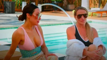 Gucci Eyewear Logo-Lettering Shield-Frame Lunettes de soleil portées par Angie Katsanevas comme on le voit dans The Real Housewives of Salt Lake City (S05E14)