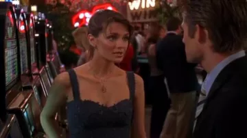 Robe brodée d’œillets en dentelle bleu marine portée par Marissa Cooper (Mischa Barton) dans The O.C. (S01E03)
