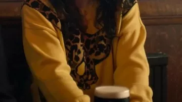 Sudadera de leopardo amarilla de Becka Garvey (Eve Hewson) en Bad Sisters (T02)