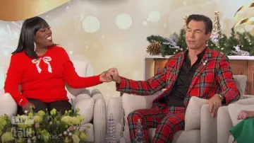 Pull à nœud orné de cachemire Charter Club porté par Sheryl Underwood comme on le voit dans The Talk le 20 décembre 2024