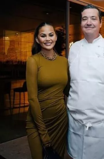 Tour de cou Céline Double Chain porté par Chrissy Teigen sur son post Instagram le 17 décembre 2024