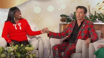 Pantalones de tartán Mr Turk usados por Jerry O'Connell como se ve en The Talk el 20 de diciembre de 2024