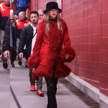Red Fur Coat of Taylor Swift on the Instagram account @justjared