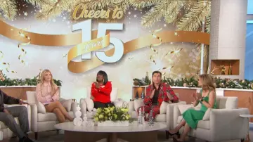 Short Retrofete Marie porté par Amanda Kloots comme on le voit dans The Talk le 20 décembre 2024