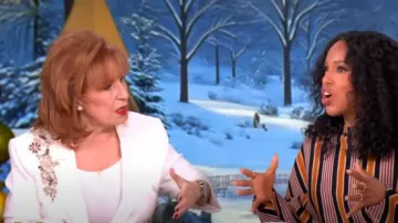 Cinq a Sept Kylie Diamond Daisies Embelleshed Jacket usado por Joy Behar como se vio en The View el 18 de diciembre de 2024