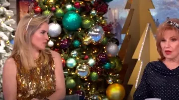 Top de Ulla Johnson Beatriz Paillette usado por Sara Haines visto en The View el 20 de diciembre de 2024