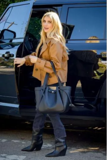 Bolso tote de cuero Tory Burch Romy Pebble usado por Emma Roberts en Los Ángeles el 17 de diciembre de 2024