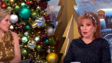 Top Cinq a Sept Irene usado por Joy Behar como se ve en The View el 20 de diciembre de 2024
