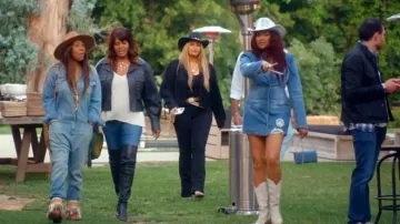 Bottes western à paillettes argentées Betsey Johnson. porté par Garcelle Beauvais comme on le voit dans Les vraies femmes au foyer de Beverly Hills (S14E05)
