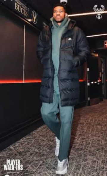 Pantalones Nike Vintage Green Tailorce Fleece usados por Giannis Antetokounmpo en la cuenta de Instagram @bucks
