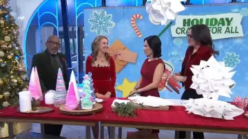 Nadine Merabi Kimberly Robe rouge portée par Shannon Doherty comme on le voit dans Today with Hoda & Jenna le 19 décembre 2024