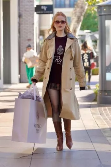 Bottes Tony Bianco Sheba portées par Madelaine Petsch sur Revolve Holiday Shop le 18 décembre 2024