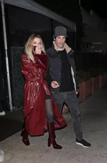 Bota alta Jeffrey Campbell Maximal Platform usada por Ashley Benson en Giorgio Baldi para su 35 cumpleaños el 18 de diciembre de 2024