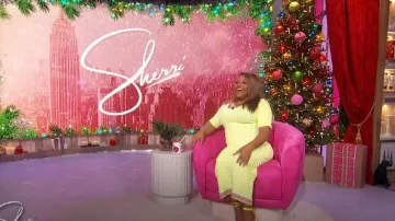 Christopher John Rogers Vestido midi de punto jacquard a rayas con espalda abierta usado por Sherri Shepherd visto en Sherri el 16 de diciembre de 2024